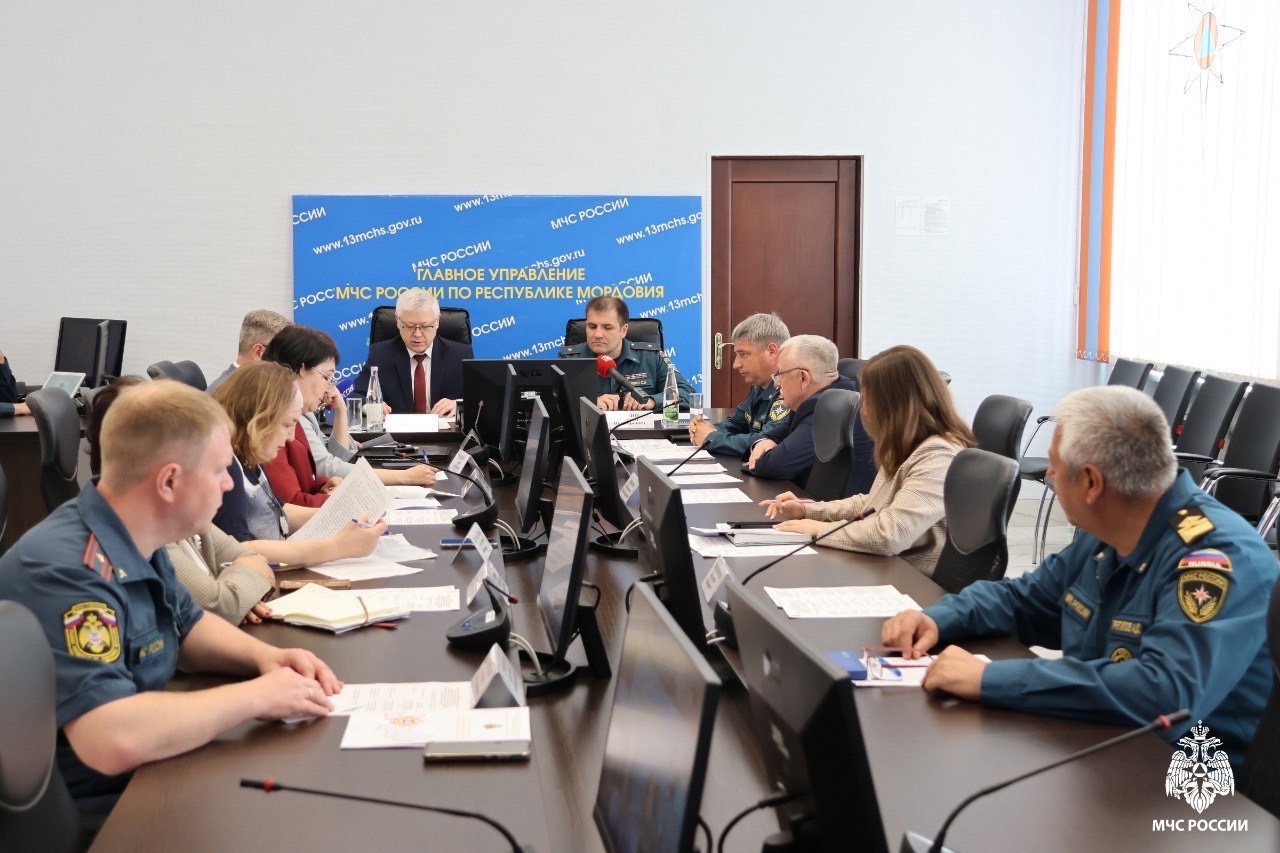 В Главном управлении обсудили вопросы готовности летних детских лагерей к приему детей.